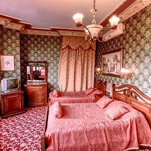 Kamer met een King Size Bed op de Hoek